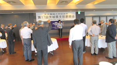 飯田会計監査による乾杯発声