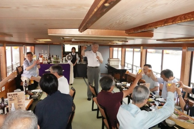 東京電機大学神奈川県支部　屋形船納涼幹事会　乾杯の様子