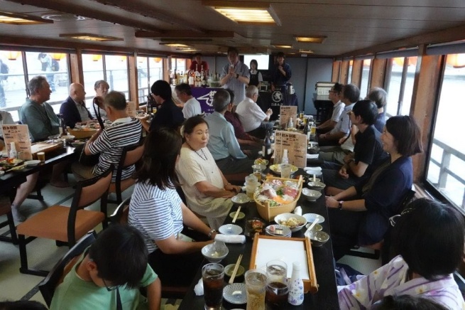 東京電機大学神奈川県支部　屋形船納涼幹事会　船内全景