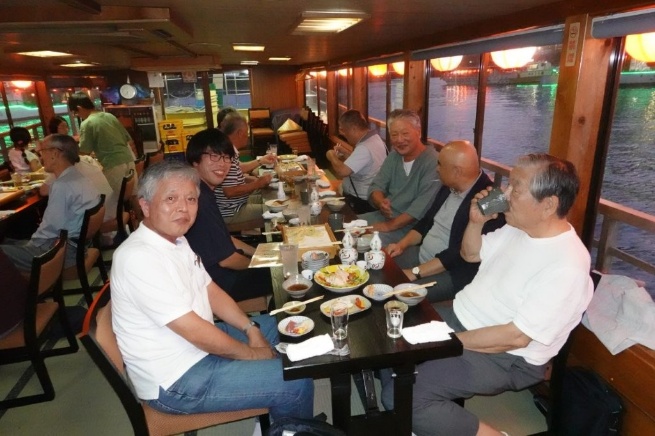 東京電機大学神奈川県支部　屋形船納涼幹事会　歓談風景