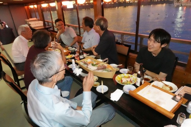 東京電機大学神奈川県支部　屋形船納涼幹事会　歓談風景2